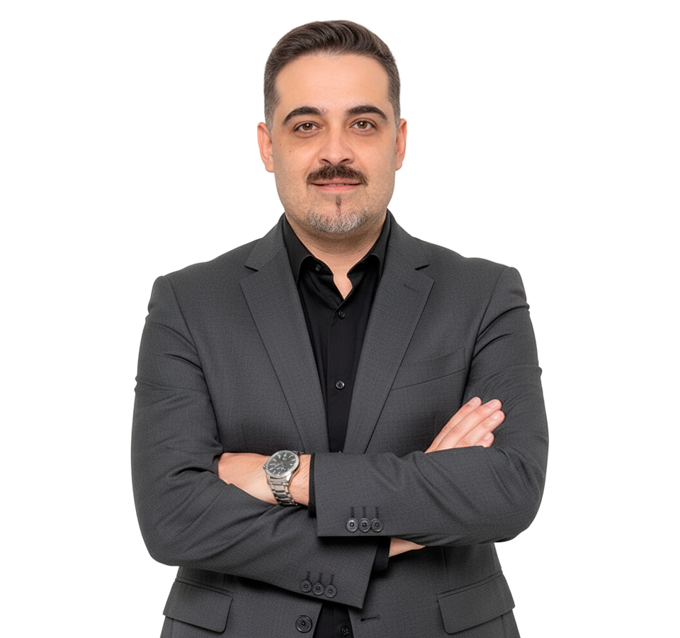 Chris-Almeida-mirando-al-frente-y-sonriendo-de-frente